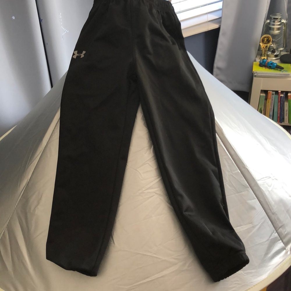 Black never worn UNDER AMOUR SIZE 6 boys pants.